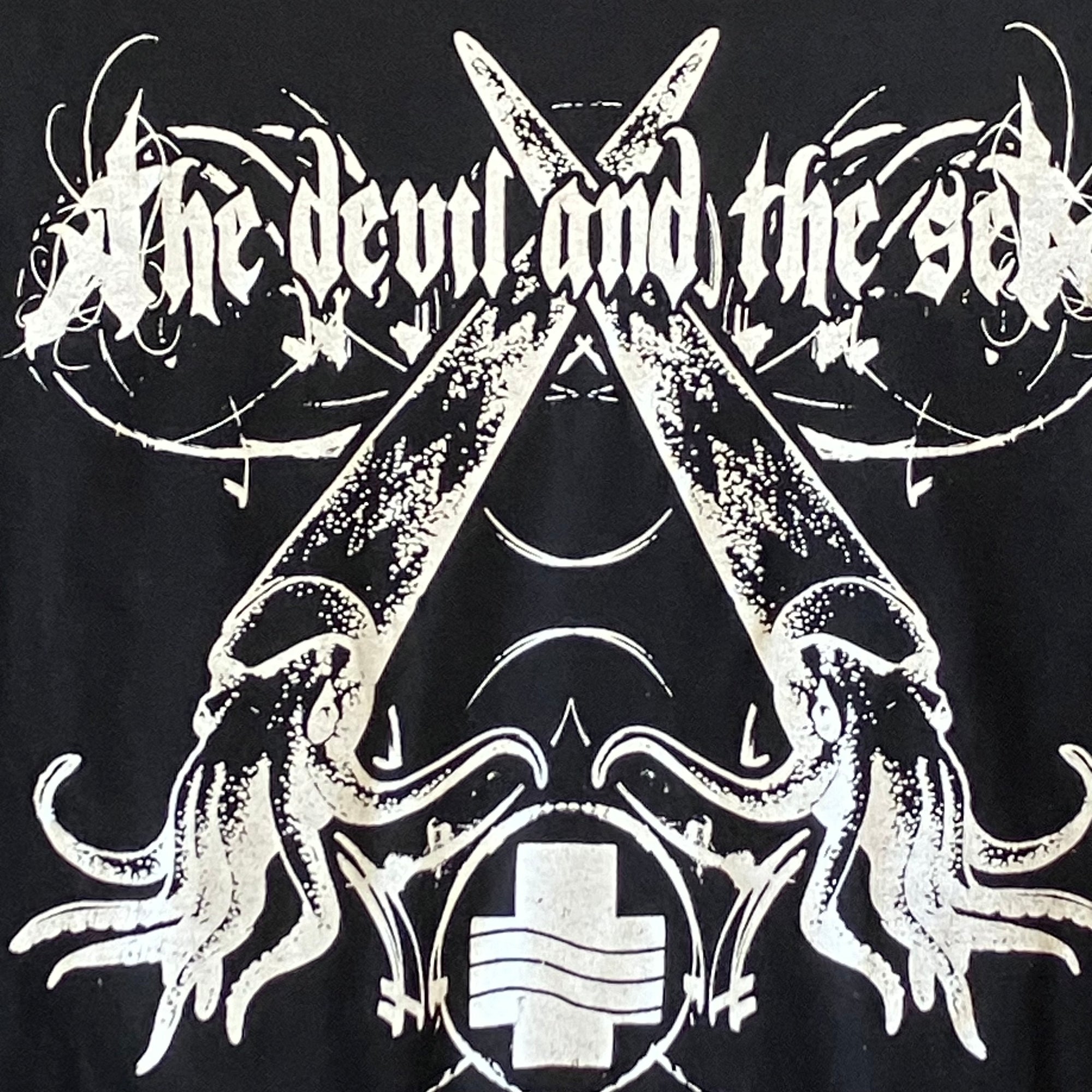 The Devil and the Sea : T-Shirt